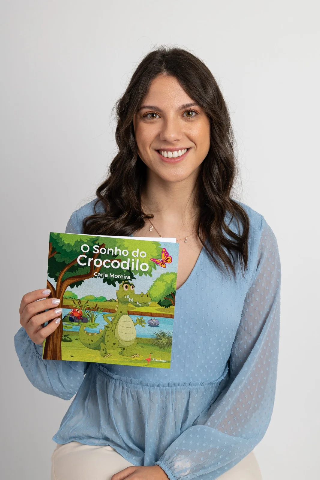 Carla Moreira com o seu livro O Sonho do Crocodilo