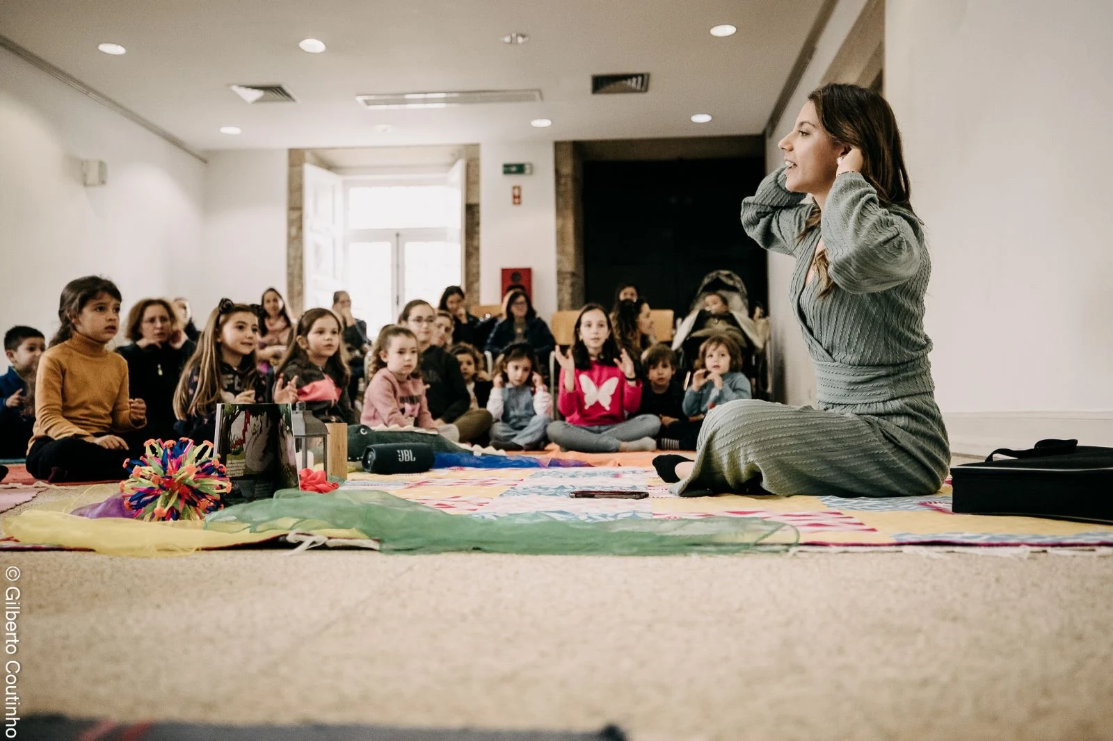 Carla Moreira conduz uma sessão ArtYoga com crianças e famílias. Fotografia de Gilberto Coutinho.