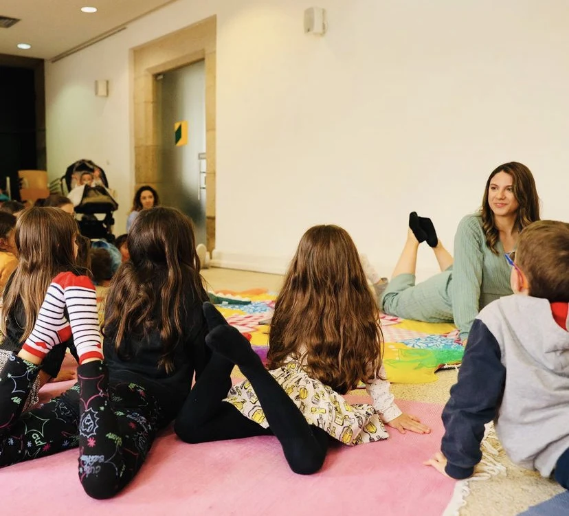 Carla acompanha crianças durante uma prática de yoga